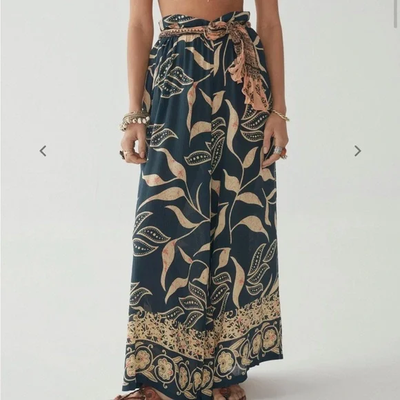 Maison Hotel Tess Pants in Blue Leaf Print New with tags! - Picture 3 of 10